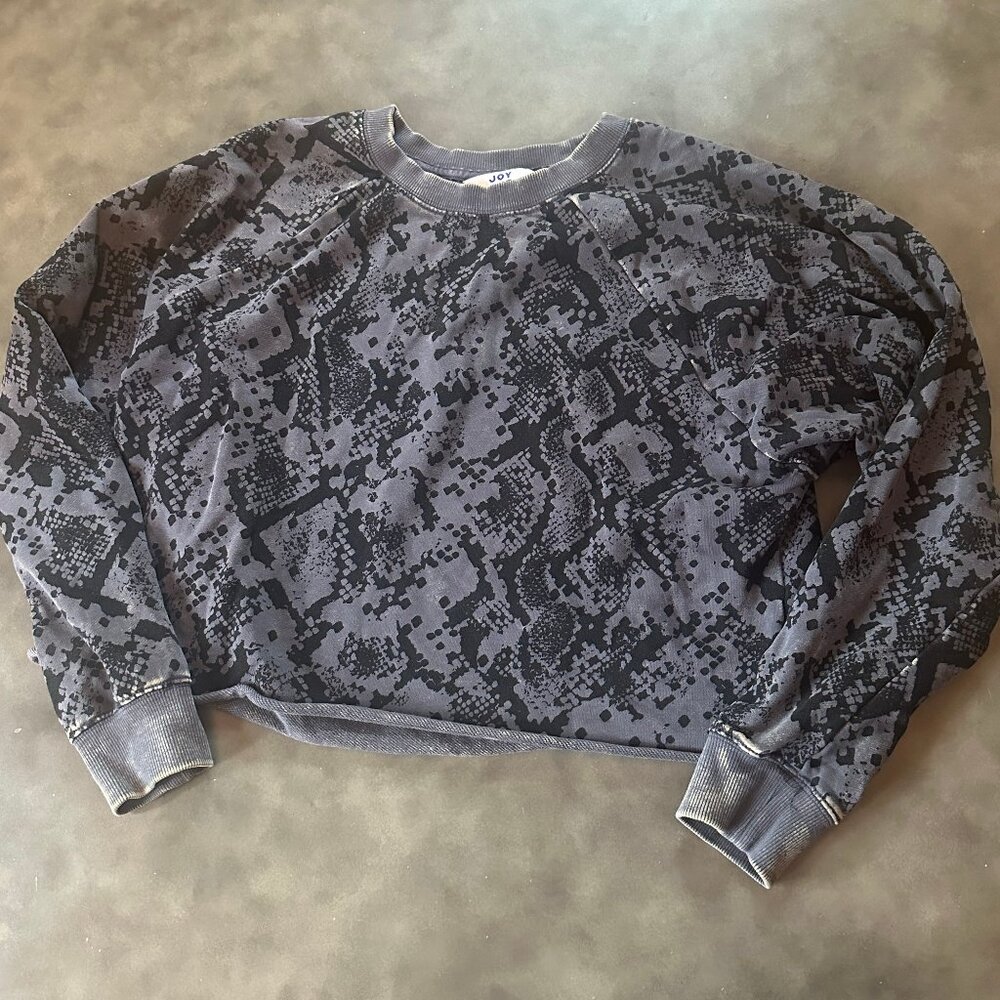 JoyLab Snakeskin Gray Crewneck Cropped Sweatshirt